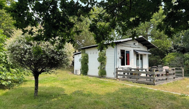 Country cottage 4 km from the ocean. with tennis court!