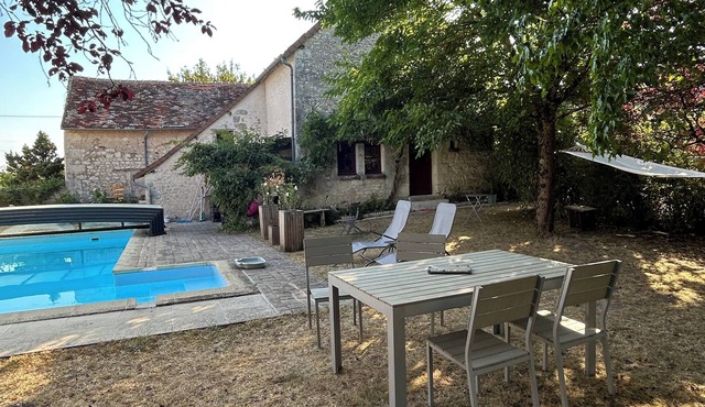 Country cottage with swimming pool, many visits and activities nearby