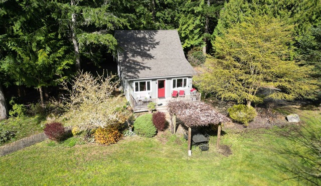 Country Cottage on 2.5 green acres 10 min from Ferry