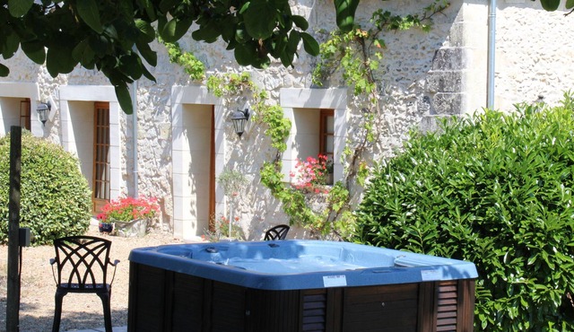 Country cottage with private terrace and jacuzzi