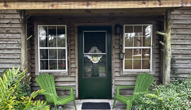 Country cottage. 2 bedroom/2 bath. Sleeps 4-8. Kitchen. Dining room. Grill.