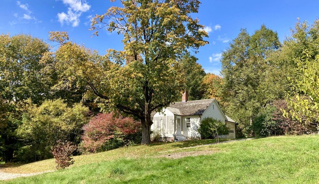 Country Cottage 2BR w/ Cozy, Modern Amenities