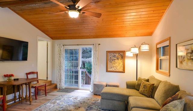 ‘Country Cottage’ - 3 Mi to Beach + Hiking!