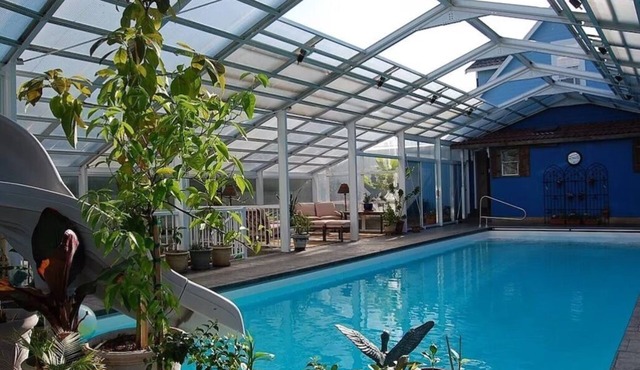 Country Cottage 50 miles from Mt Baker with heated, indoor pool 150 feet away