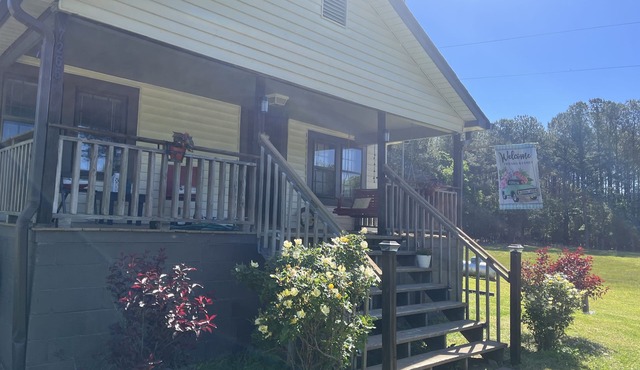 Country Cottage across the road from Weiss Lake- “Dandelion Cottage”