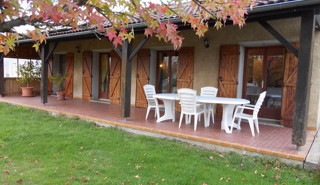 Country cottage at the foot of the Pyrenees with swimming pool