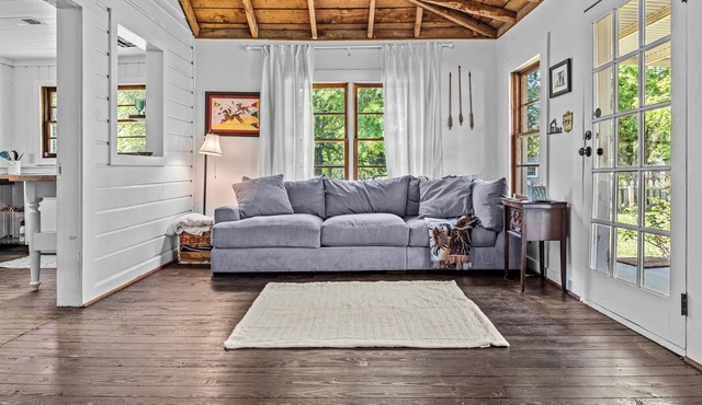 Country Cottage – Charming 2 BDR Close to Downtown, Just 12 Miles to Athens
