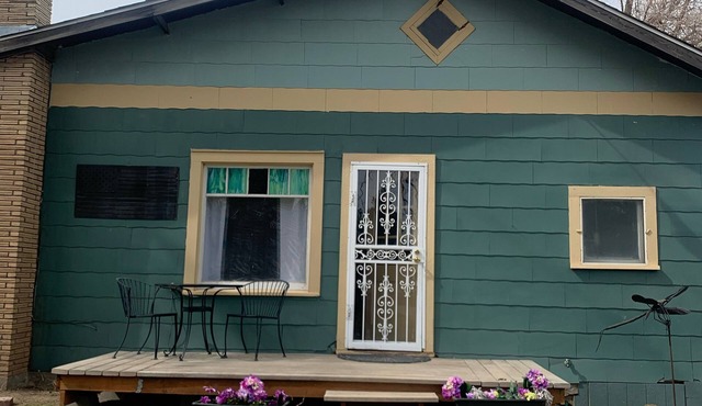 Country Cottage close to Airport, Casinos, and Downtown