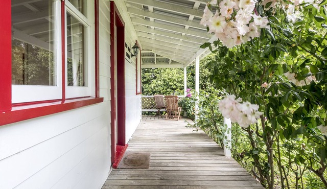 Country cottage escape, historic features, near Mt Taranaki & New Plymouth