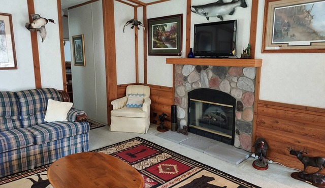 Country Cottage, guest friendly solitude in the forest. 4 season activity nearby