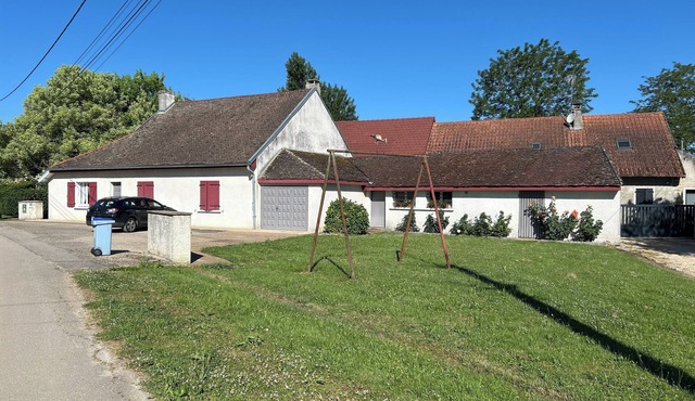 Country cottage ideal for family vacations large shady grounds