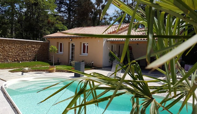 Country cottage in Futuroscope country/Shared swimming pool