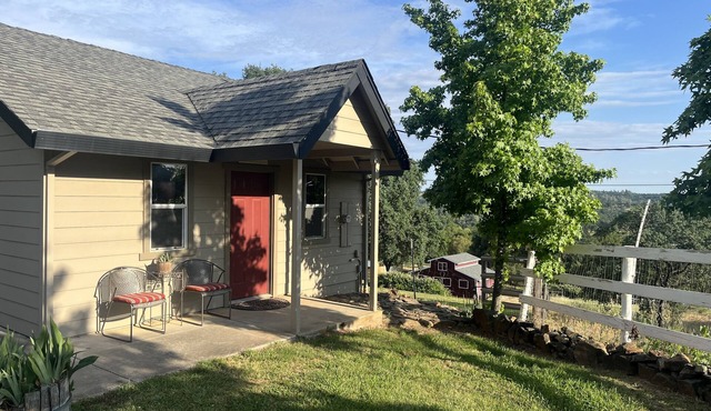 Country Cottage in the Foothills - Near Shops, Hiking, Biking & Rivers