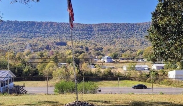 Country Cottage in the Beautiful Sequatchie Valley with a view of Whitwell Mtn.