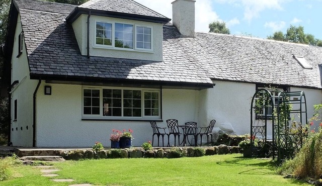 Country cottage near Trossachs lakes, hill walks & cycle routes. Dogs welcome.