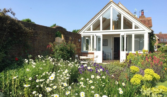 Country cottage near Canterbury, shared use of tennis court & pool, dog friendly