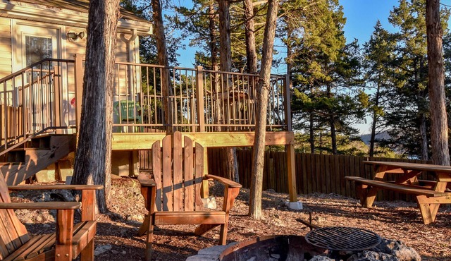 Country Cottage, near HaHa Tonka Park, Free Kayaks & Outdoor Pavilion Game room