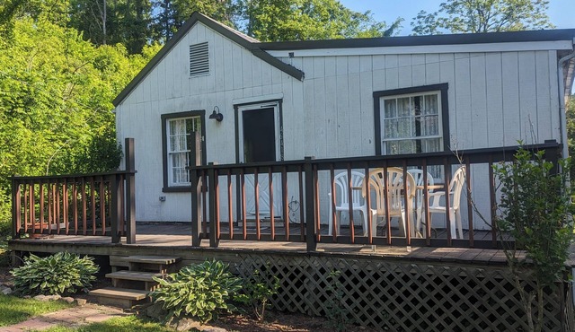 Country Cottage on 3 acres just 1 mile from Roscoe Village and Coshocton.