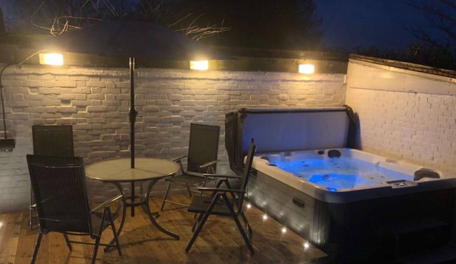 Country cottage on organic farm with Oak beams, shared hot tub and stunning views