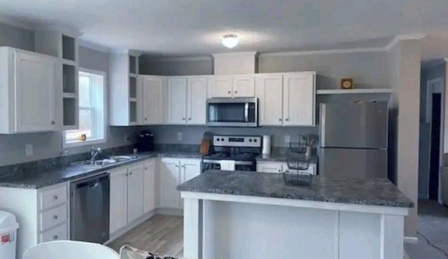 Country Cottage on the Lakeshore-Few Minutes from Beach