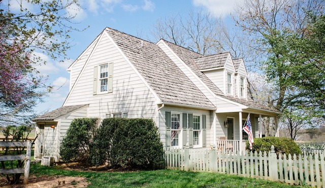 Country Cottage on 1700’s Horse Farm/Wedding Venue