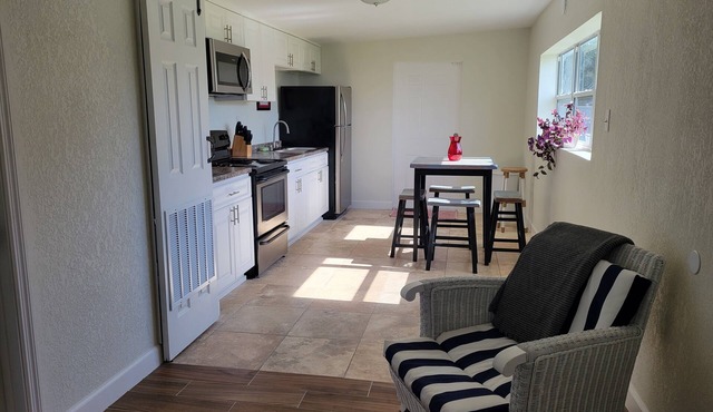 Country Cottage one mile from UCF and close to Disney