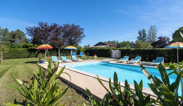 Country Cottage – Relaxing Getaway with Pool in Ginestet