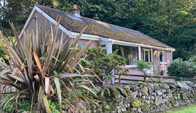 Country Cottage Sleeps 6 w/Hot Tub & Dog-Friendly