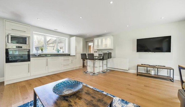 Country cottage & Tennis court