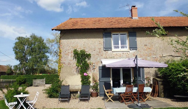 Country cottage with air conditioning and garden in Auvergne