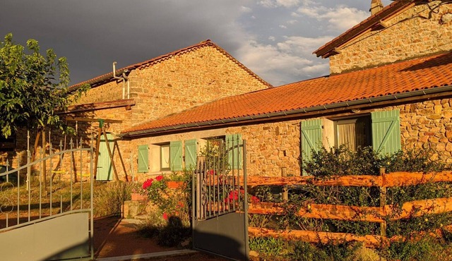 Country cottage with pets allowed near Roanne