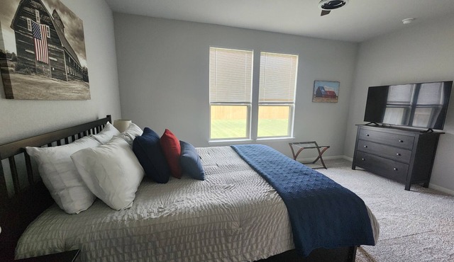 Country Cozy! Well stocked, immaculate home. Great short or extended stays! n