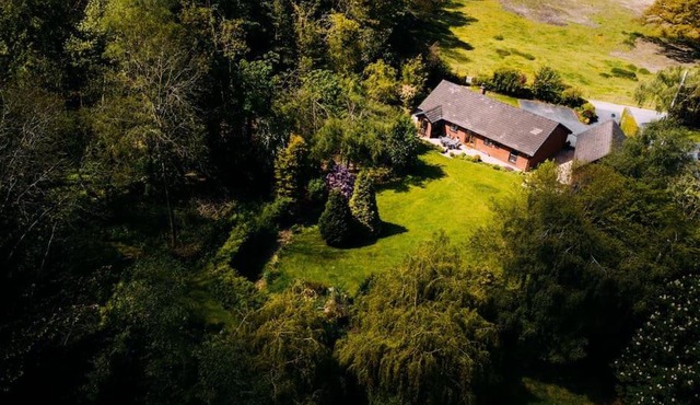 Country Crabtree Bungalow with large wild garden