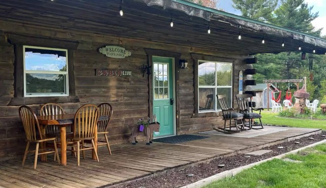 Country Creek Retreat: cozy 2-bedroom cabin with AC, WiFi, & forested privacy