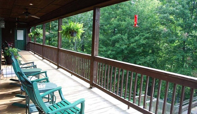Country Elegance-5 Bedroom, River Access, Pet Friendly, Gameroom, Fireplace, WIFI, Smart TV's