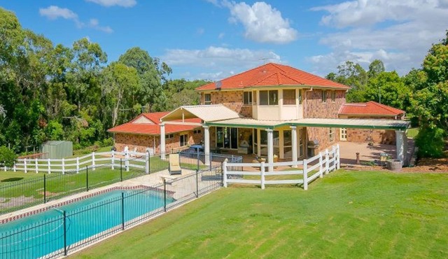 Country Elegance-Brisbane acreage with pool! 30 min Brisbane/Gold Coast