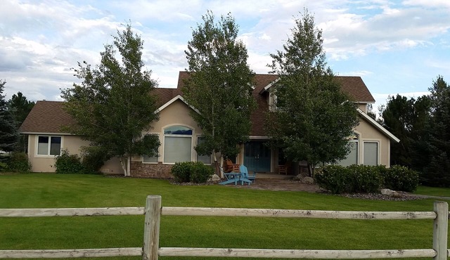 Country Elegance on 1.4 acres, subdivision common access to Yellowstone River