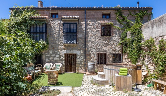 Country House 'La Casona Del Tio Pedro' with Private Garden, Balcony and Wi-Fi