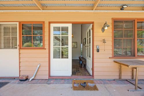 Country Escape - 3BR Home with Panoramic Views