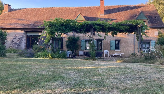 Country escape: cozy 10/12-person house in a natural setting.