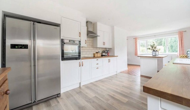 Country Escape - Iwerne Minster Dorset whole bungalow Clayesmore Larmer Tree