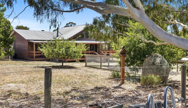 Country Escape - House & 5 Acres