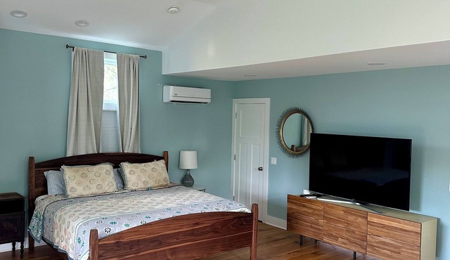 Country escape in a 1770 Farmhouse, 14 mins from downtown Princeton.