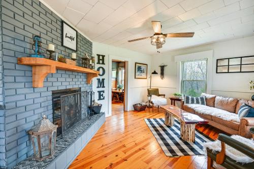 Country Escape Log Cabin Near Kentucky Lake!