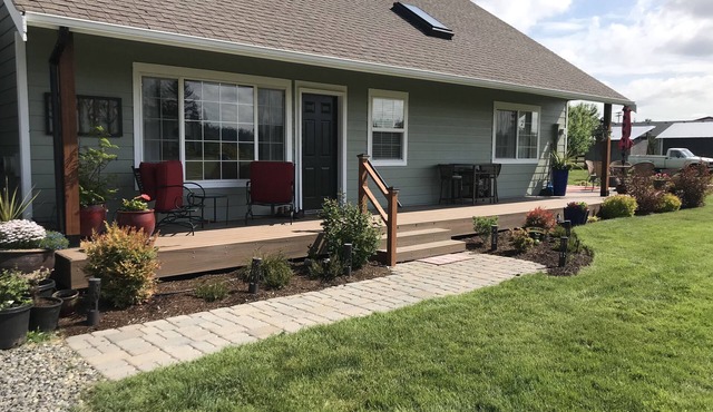 Country escape next to town for a quaint cottage getaway & majestic Rainer view