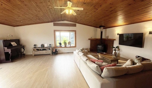 Country escape to a modern farmhouse on rolling acres - So much to discover!