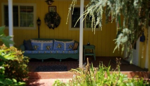 Country Farm Condo w/kitchen, near 7 Feathers Casino on OR Hwy 5; Dog friendly