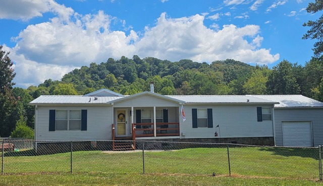 Country farm home get-away! Family and pet friendly. 3 bed 2 bath. Sleeps 8