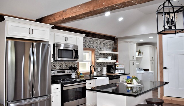 Country Farm House-Fully Renovated-Sleeps 10