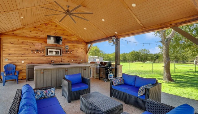 Country Farmhouse and Cottage,13 minutes from Denton and Lake Ray Roberts